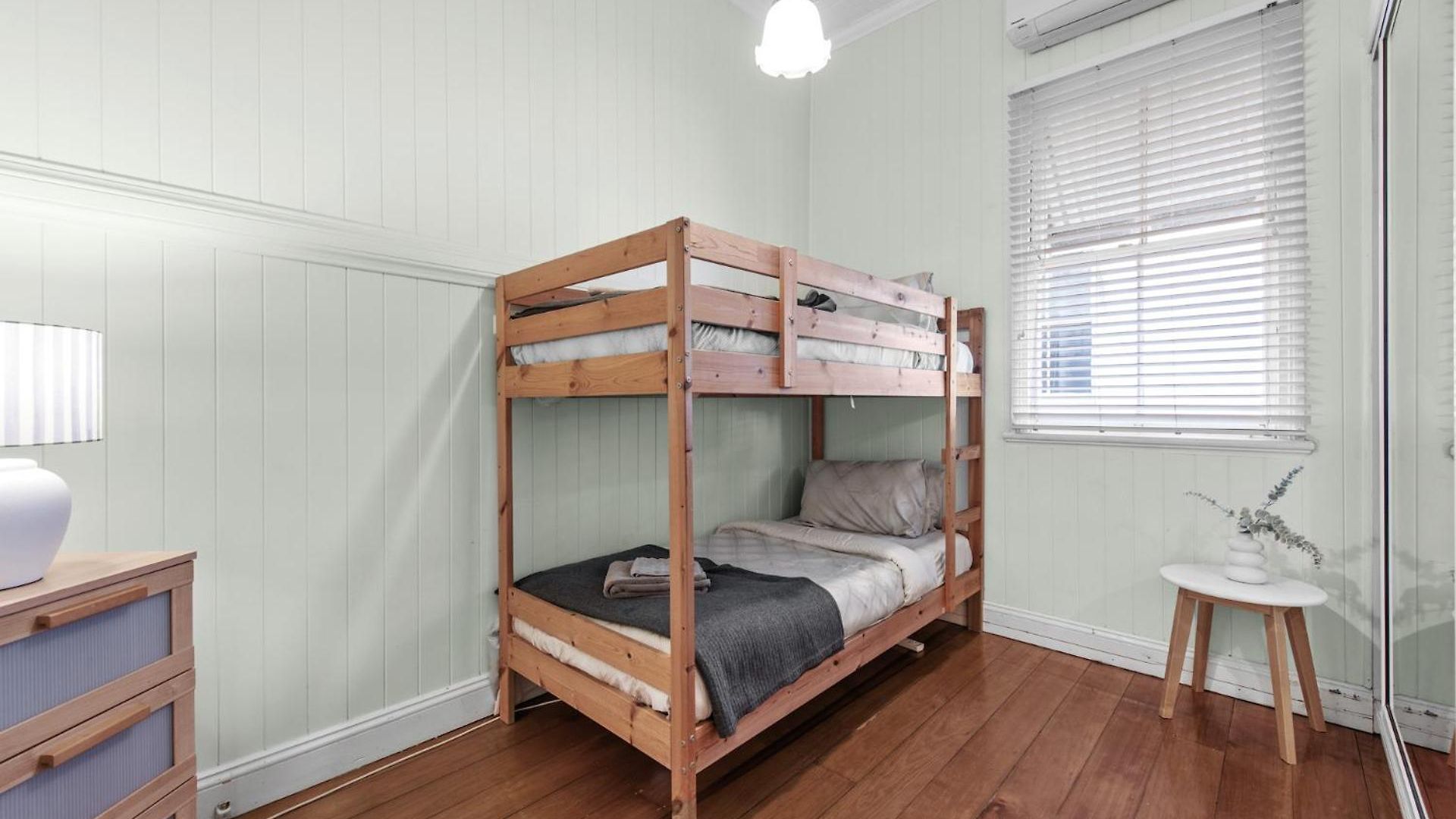 Comfy Character Qld'r ~ 3bed Self-contained-upstairs House W/parking ~ Woolloongabba * Brisbane