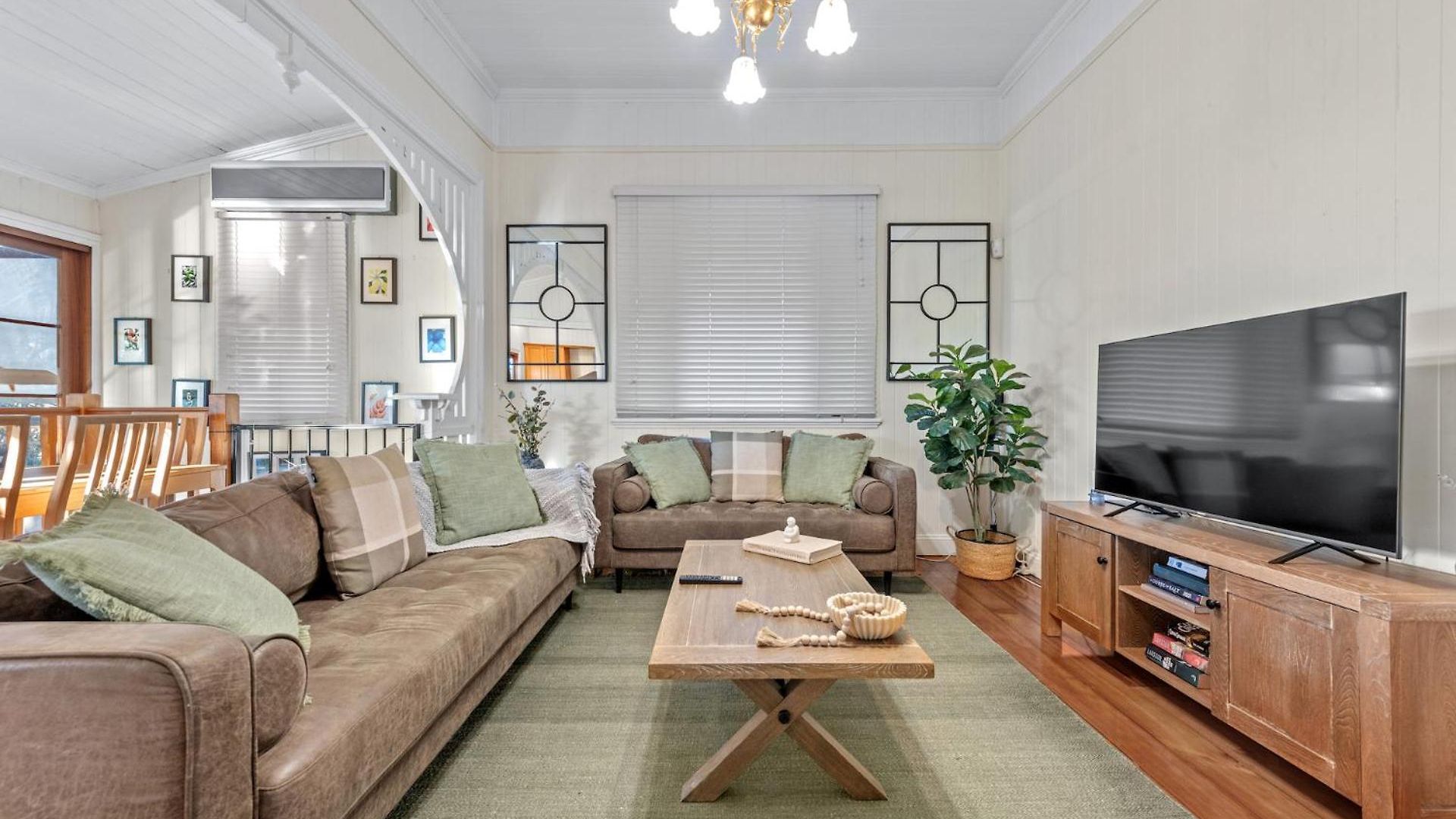 Holiday home Comfy Character Qld'r ~ 3bed Self-contained-upstairs House W/parking ~ Woolloongabba *