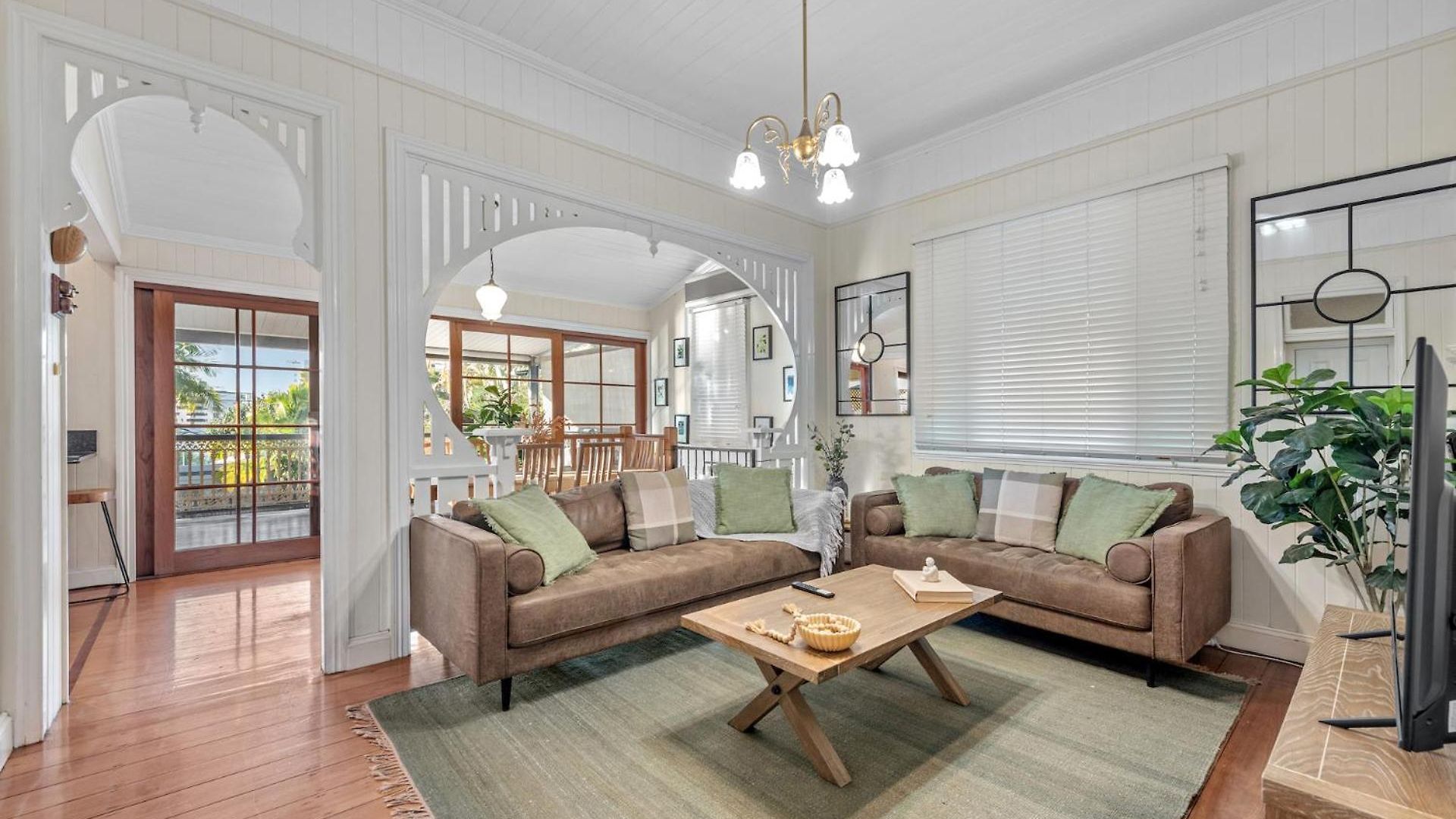 Comfy Character Qld'r ~ 3bed Self-contained-upstairs House W/parking ~ Woolloongabba Brisbane