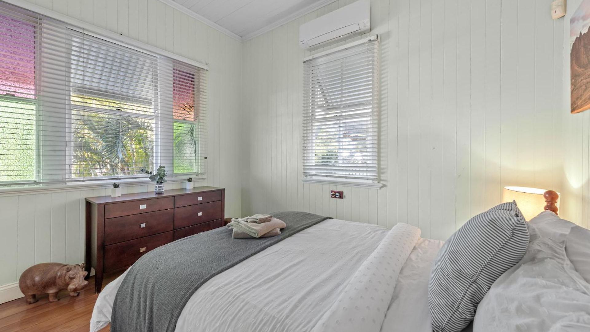 Holiday home Comfy Character Qld'r ~ 3bed Self-contained-upstairs House W/parking ~ Woolloongabba *