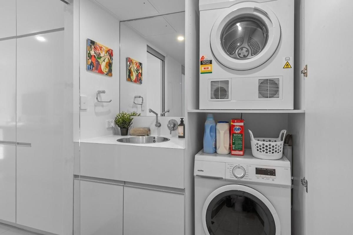 Artful Abode 1bed-1bath-1car - 5 Mins To Cbd Apartment