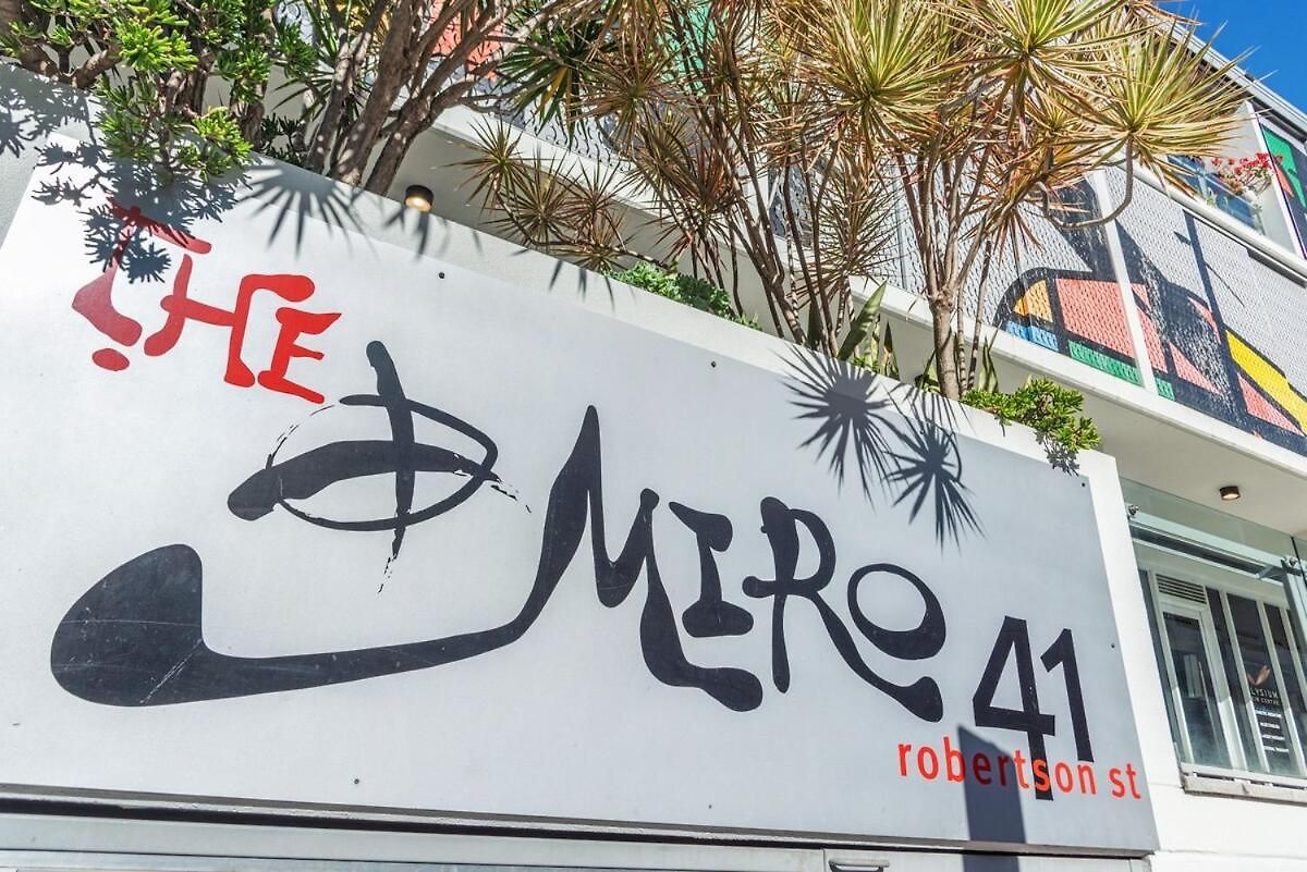 Artful Abode 1bed-1bath-1car - 5 Mins To Cbd Apartment