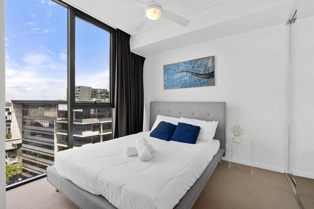 Stunning & River Views Rooftop Pool Gym Brisbane