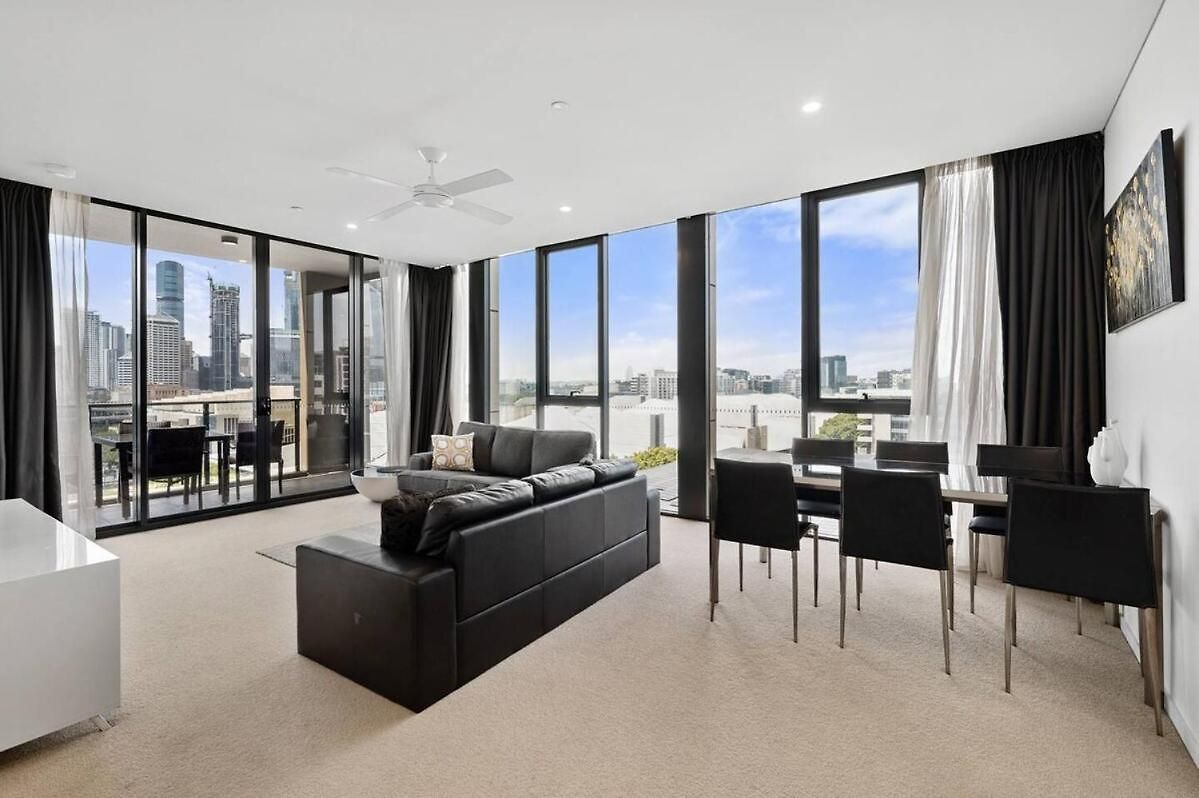 Stunning & River Views Rooftop Pool Gym Apartment *