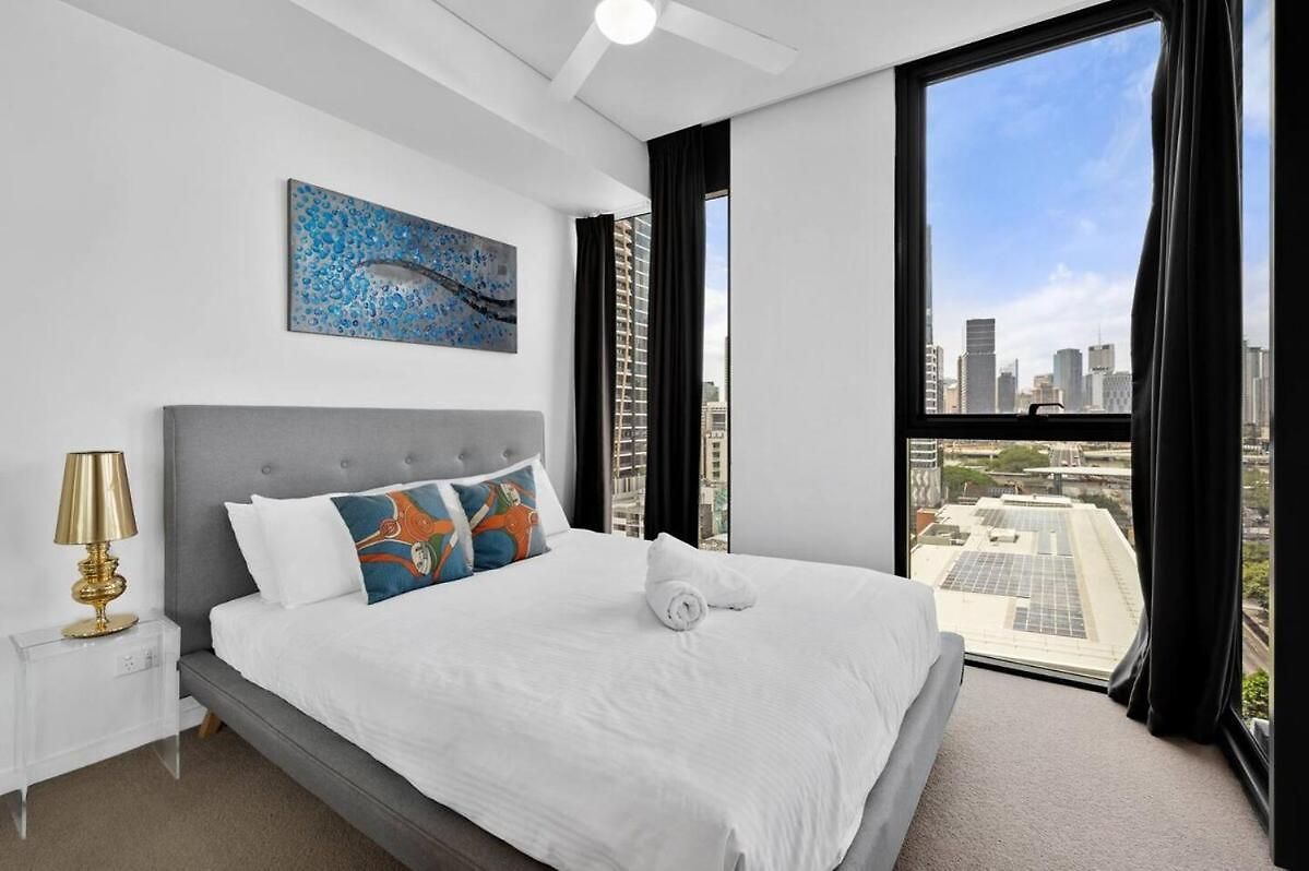 Stunning & River Views Rooftop Pool Gym Brisbane