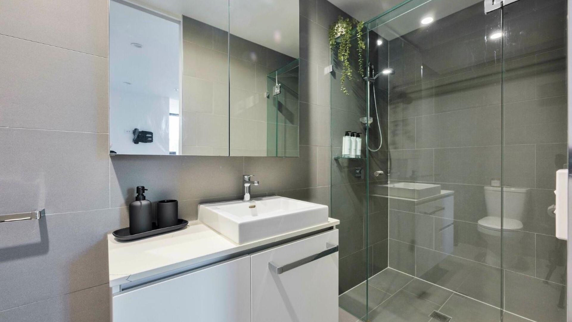 Spacious 2bed 2bath With Views *