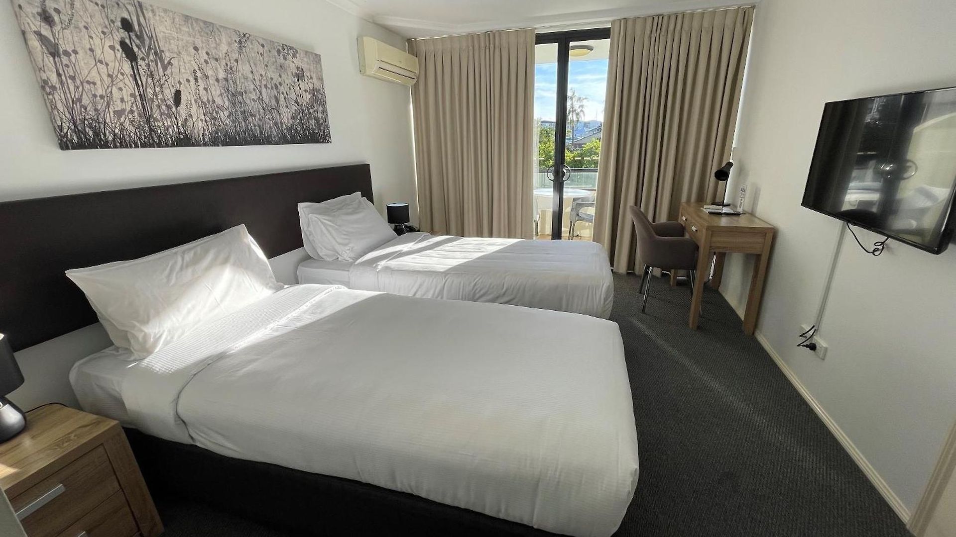 Aparthotel West End 4*