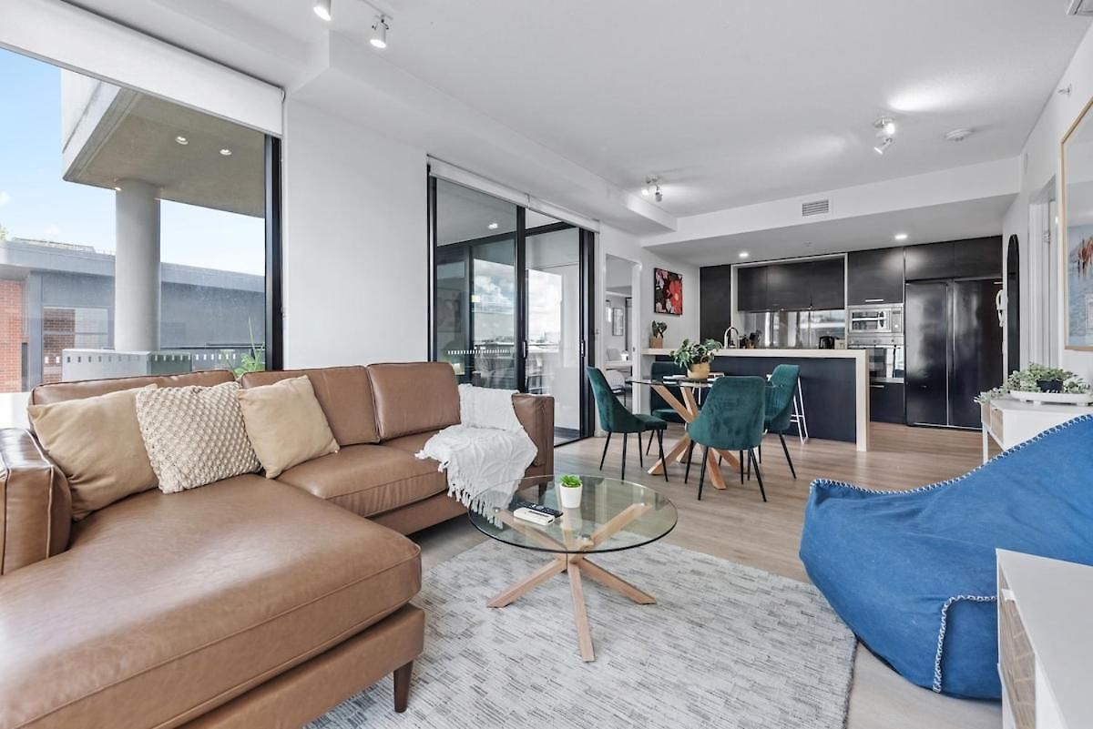 South Bank Sensational - 2bed-2bath-1car-pool *