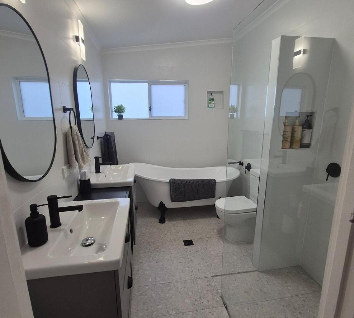Holiday home Charming 4bdr Inc Separate Studio, Newly Renovated *