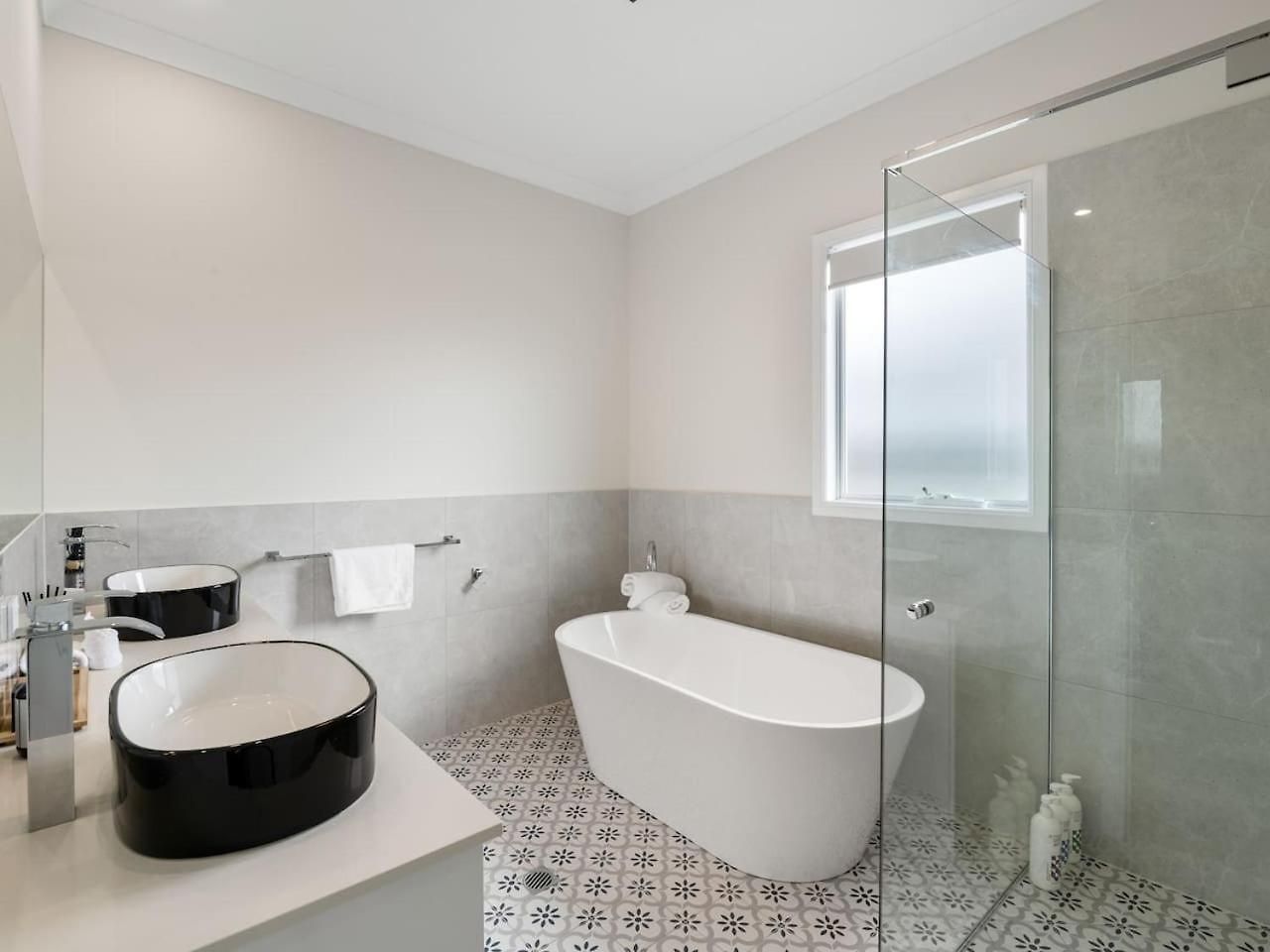 Spacious 4-bedroom Bardon Retreat Across 2 Levels
