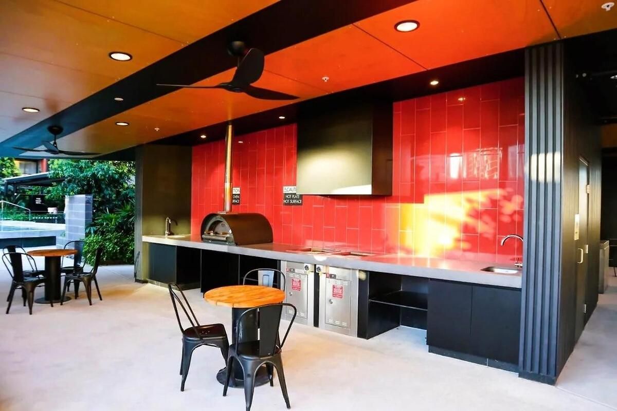 Sunny & Convenient, Terraces Bowen Hills Apartment *