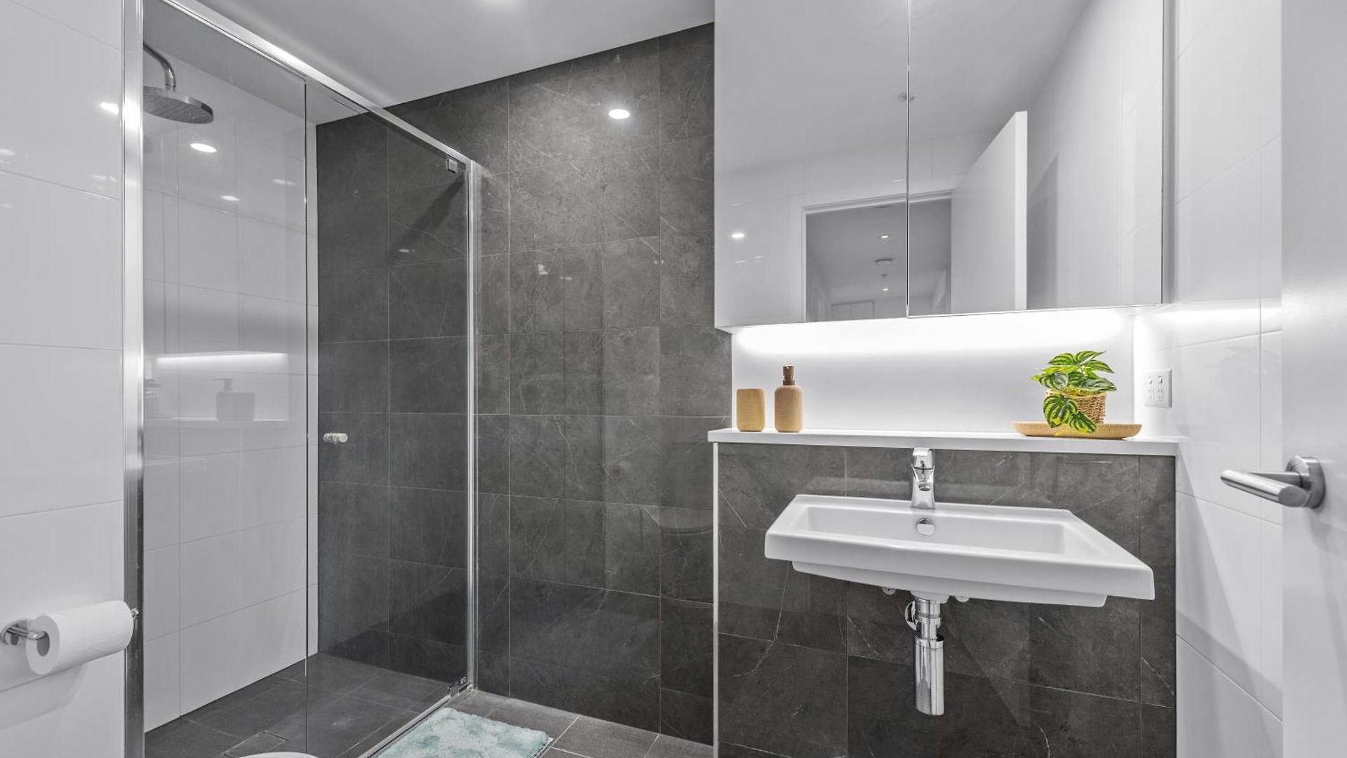 Stylish 2br - Tallest Building In Pool, Gym *