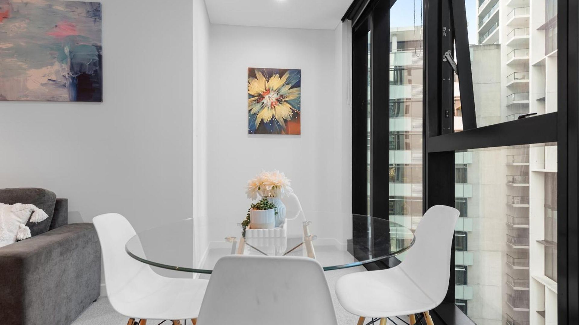 Stylish 2br - Tallest Building In Pool, Gym *