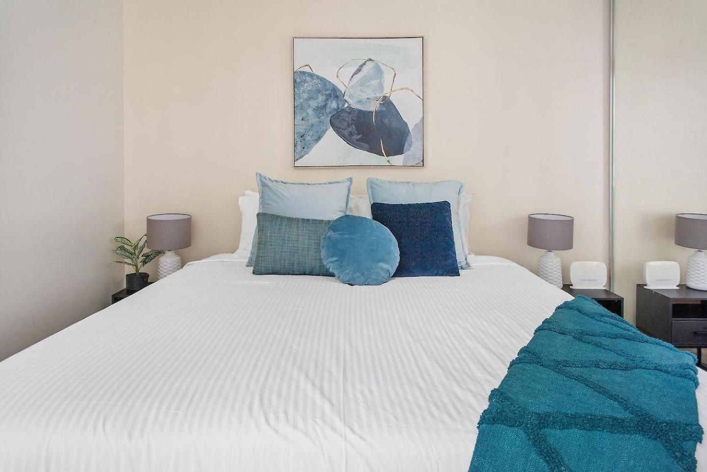 Apartment With King Bed, Pool, Gym And Sauna *