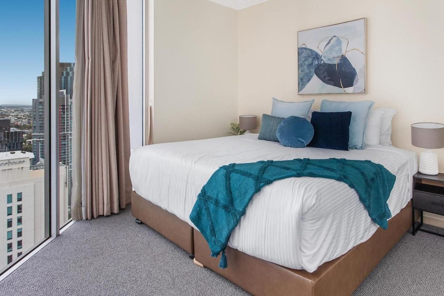 With King Bed, Pool, Gym And Sauna Apartment *