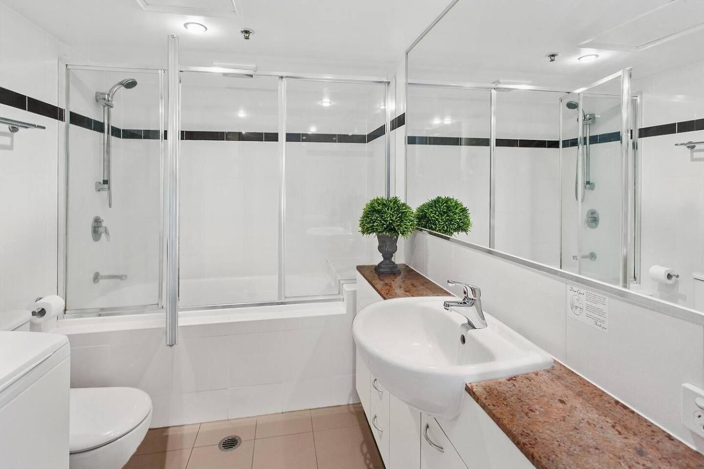 With King Bed, Pool, Gym And Sauna Apartment *