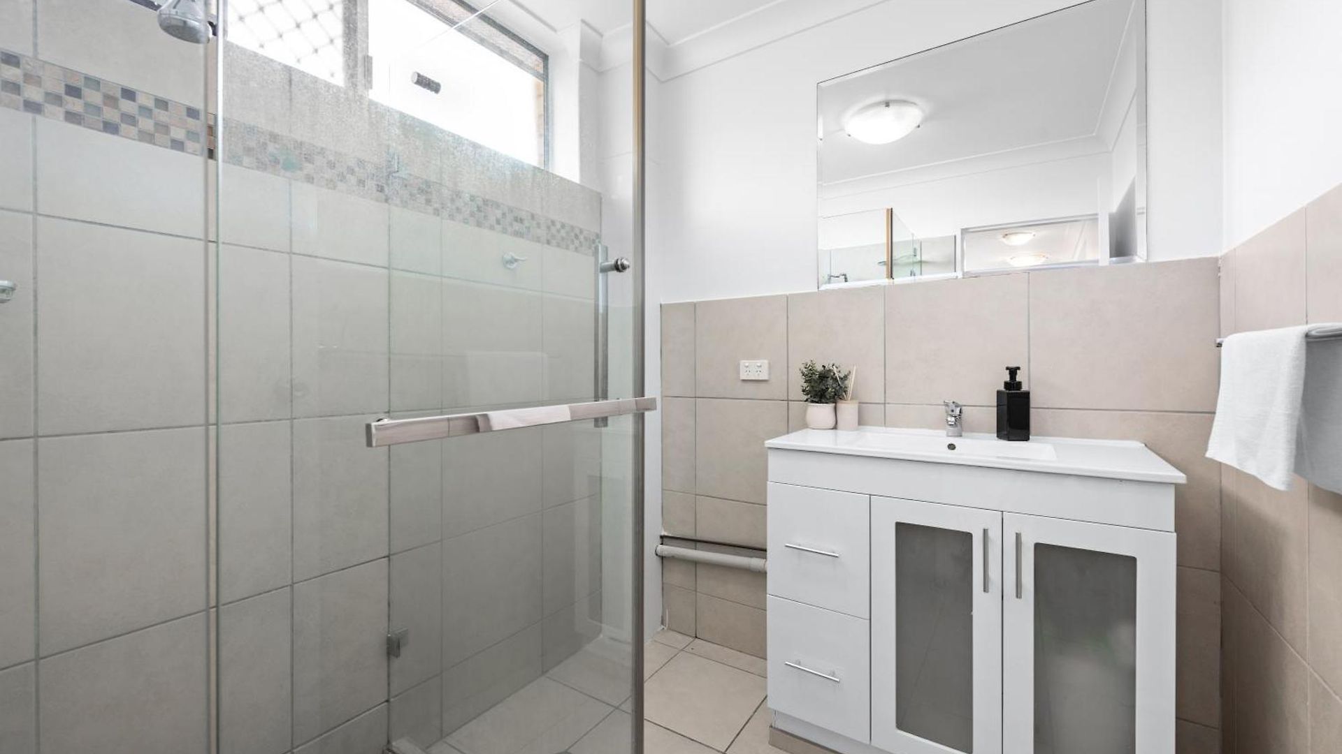 Comfy 2br Near Hospitals, Qut And Cbd With Parking! *