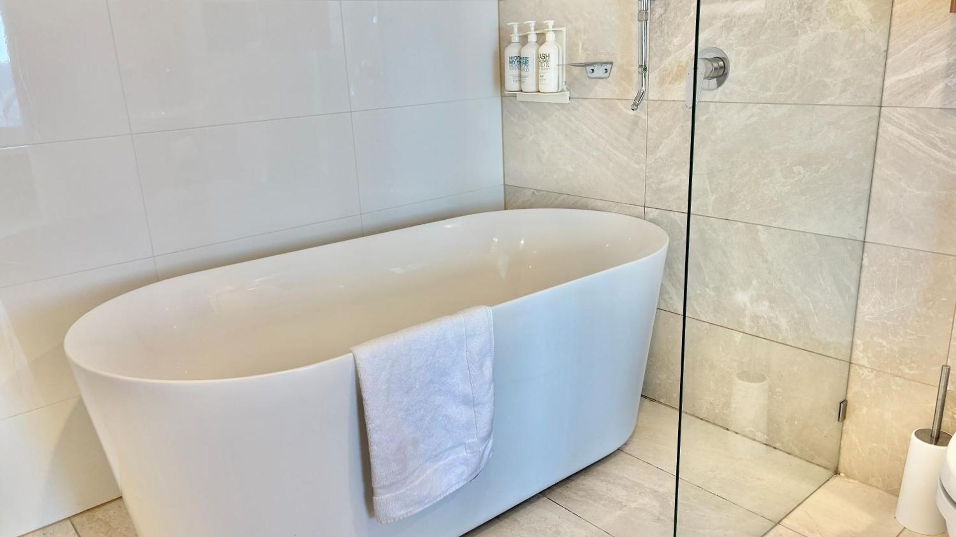 Brisbane's Highest Rated 3 Bedroom Luxury -above 60th Floor- Incredible Views In Skytower, Brisbane's Tallest Building -complimentary Wifi, Drinks, Snacks & Streaming Access *