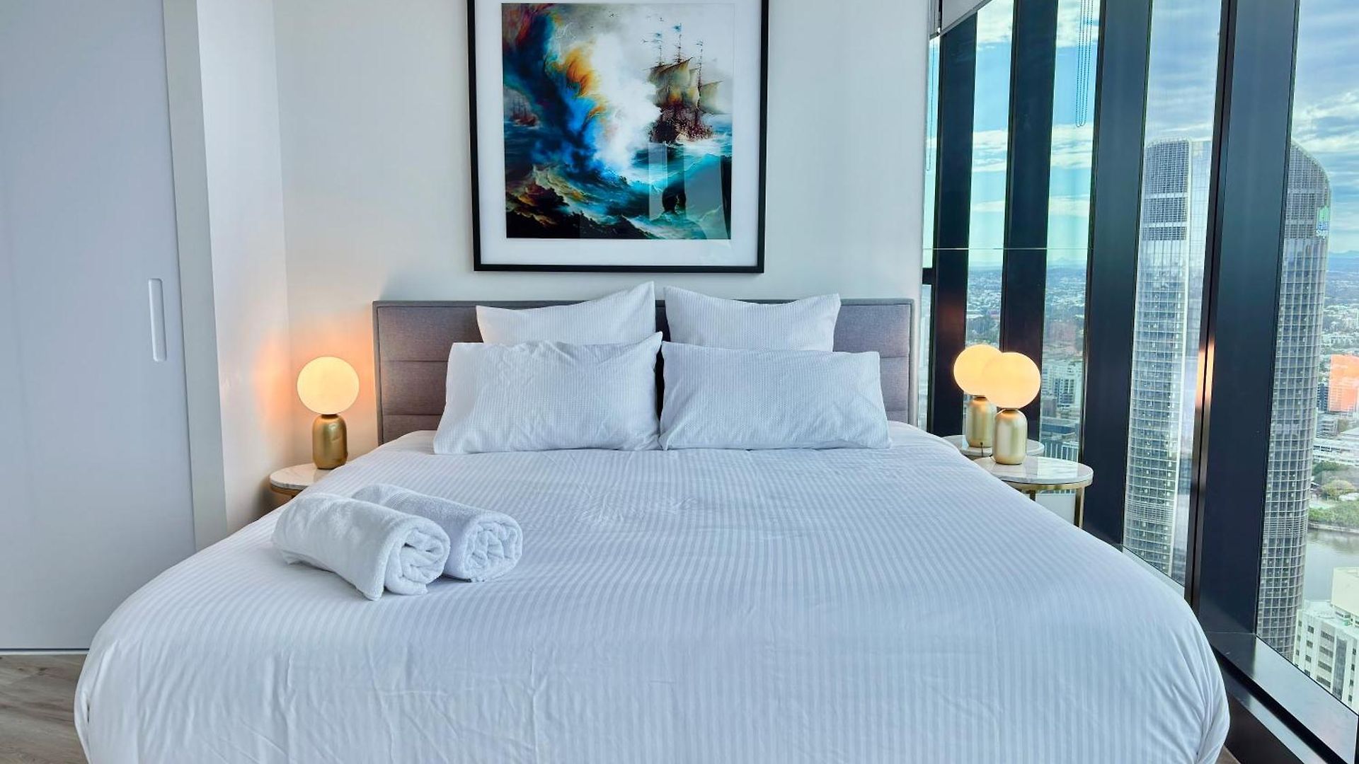 Apartment Brisbane's Highest Rated 3 Bedroom Luxury -above 60th Floor- Incredible Views In Skytower, Brisbane's Tallest Building -complimentary Wifi, Drinks, Snacks & Streaming Access Brisbane