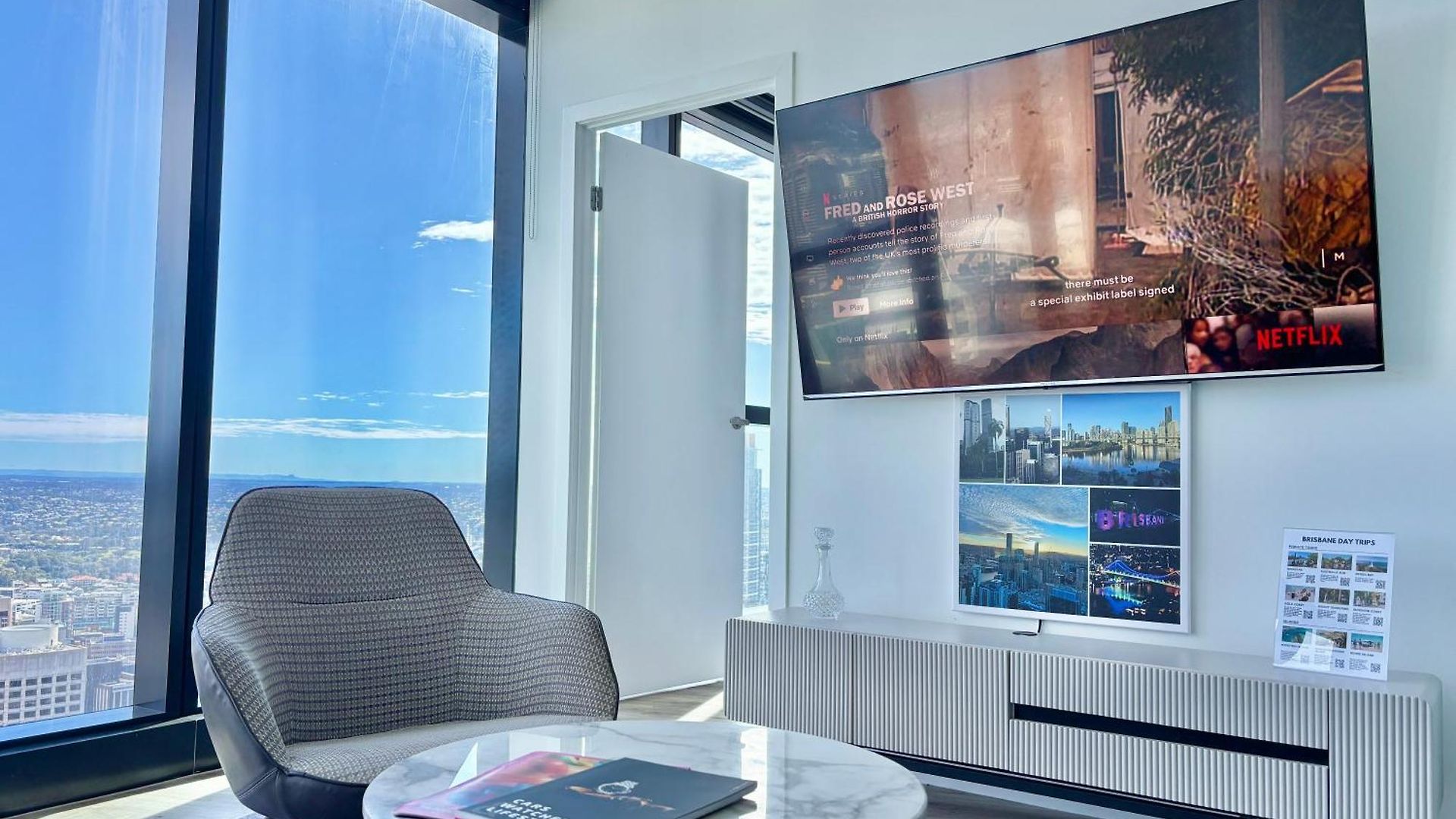 Brisbane's Highest Rated 3 Bedroom Luxury -above 60th Floor- Incredible Views In Skytower, Brisbane's Tallest Building -complimentary Wifi, Drinks, Snacks & Streaming Access Apartment
