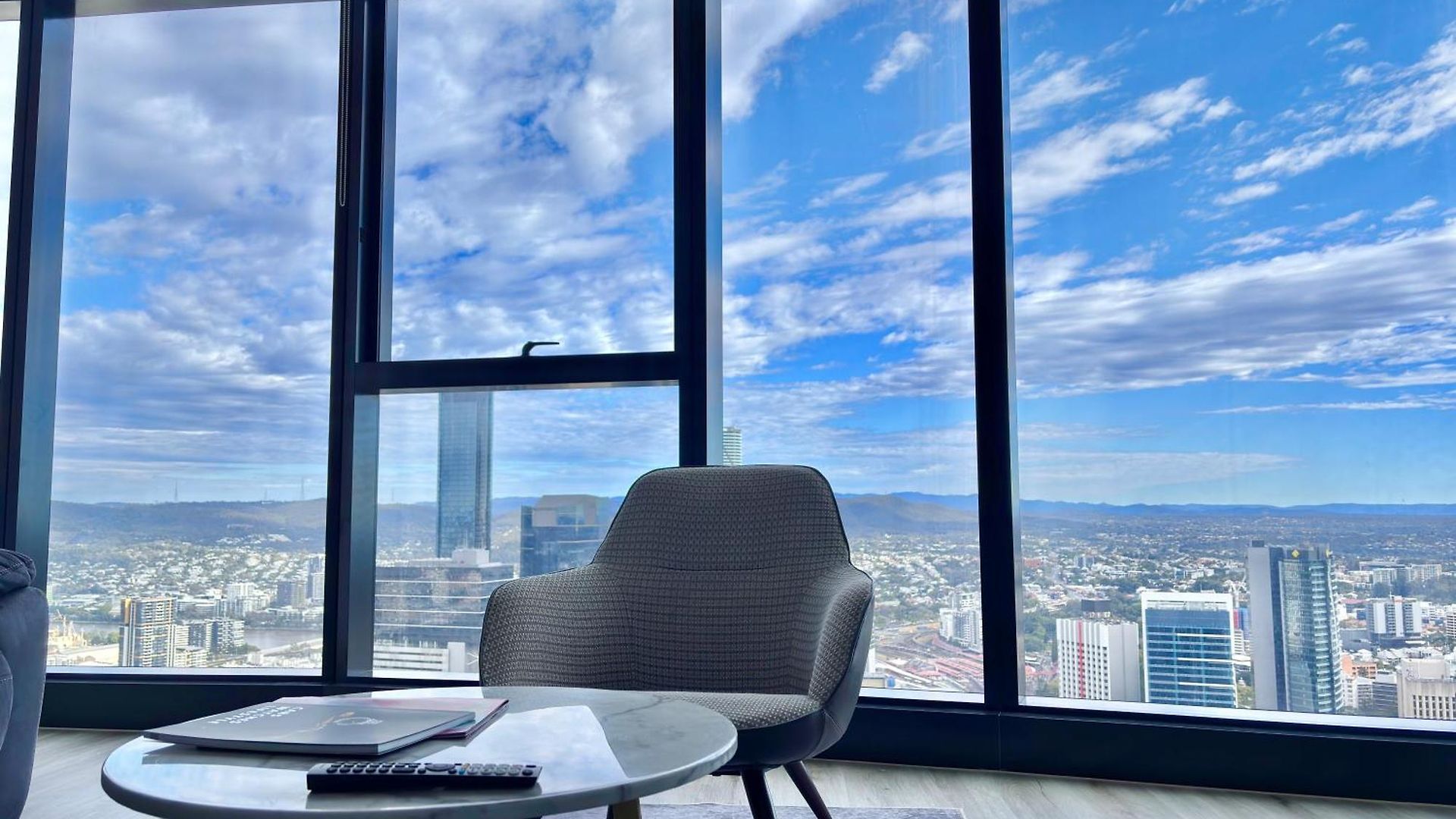 Apartment Brisbane's Highest Rated 3 Bedroom Luxury -above 60th Floor- Incredible Views In Skytower, Brisbane's Tallest Building -complimentary Wifi, Drinks, Snacks & Streaming Access Brisbane