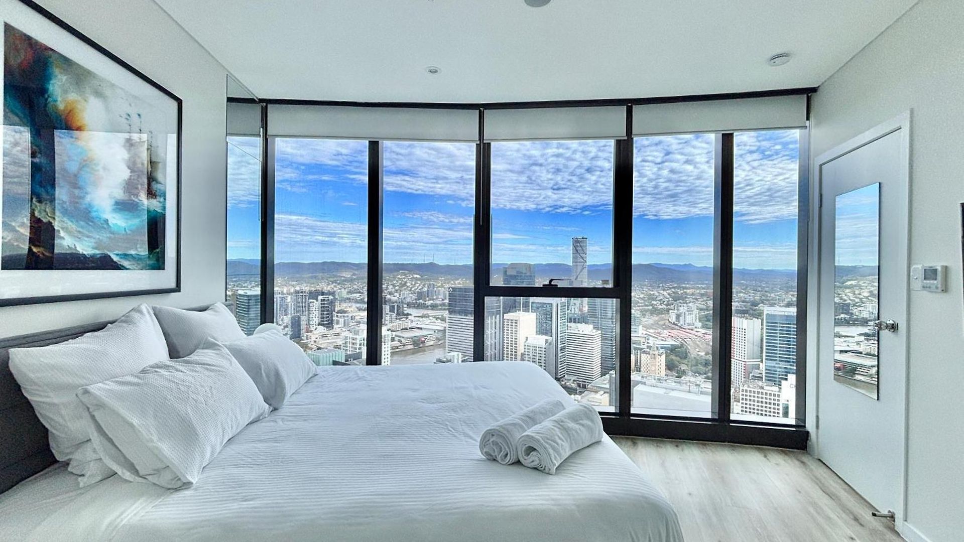 Brisbane's Highest Rated 3 Bedroom Luxury -above 60th Floor- Incredible Views In Skytower, Brisbane's Tallest Building -complimentary Wifi, Drinks, Snacks & Streaming Access *