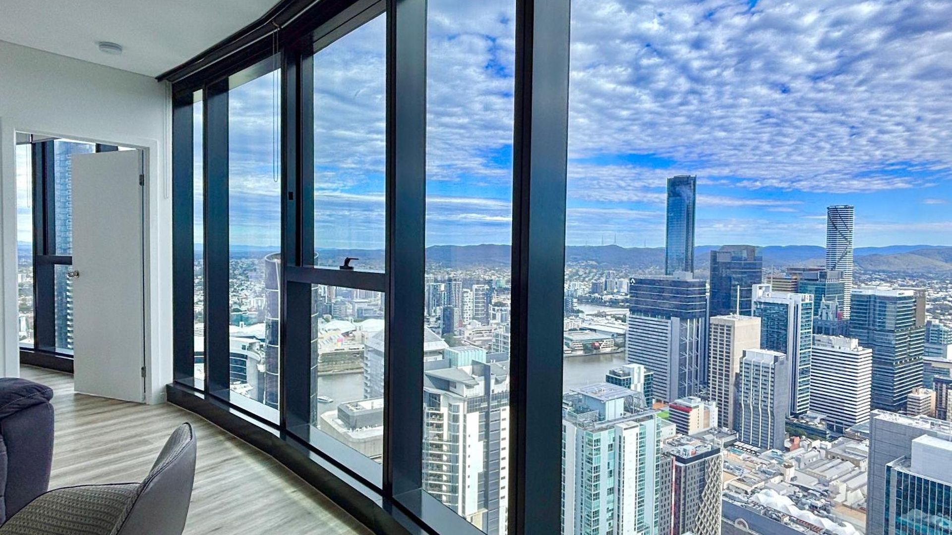Brisbane's Highest Rated 3 Bedroom Luxury -above 60th Floor- Incredible Views In Skytower, Brisbane's Tallest Building -complimentary Wifi, Drinks, Snacks & Streaming Access * Brisbane