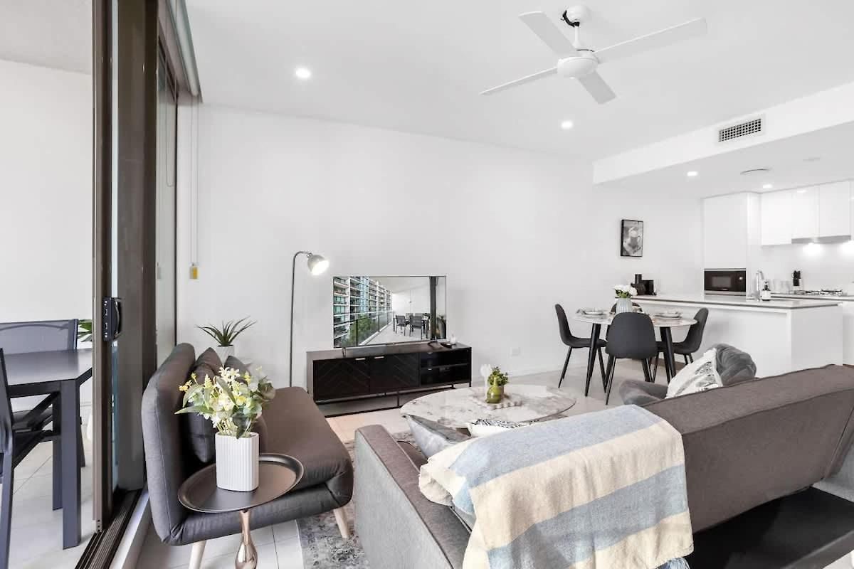 Spacious 2br - Free Parking & Balcony & Pool Apartment Brisbane