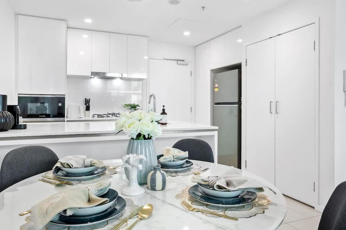 Apartment Spacious 2br - Free Parking & Balcony & Pool *