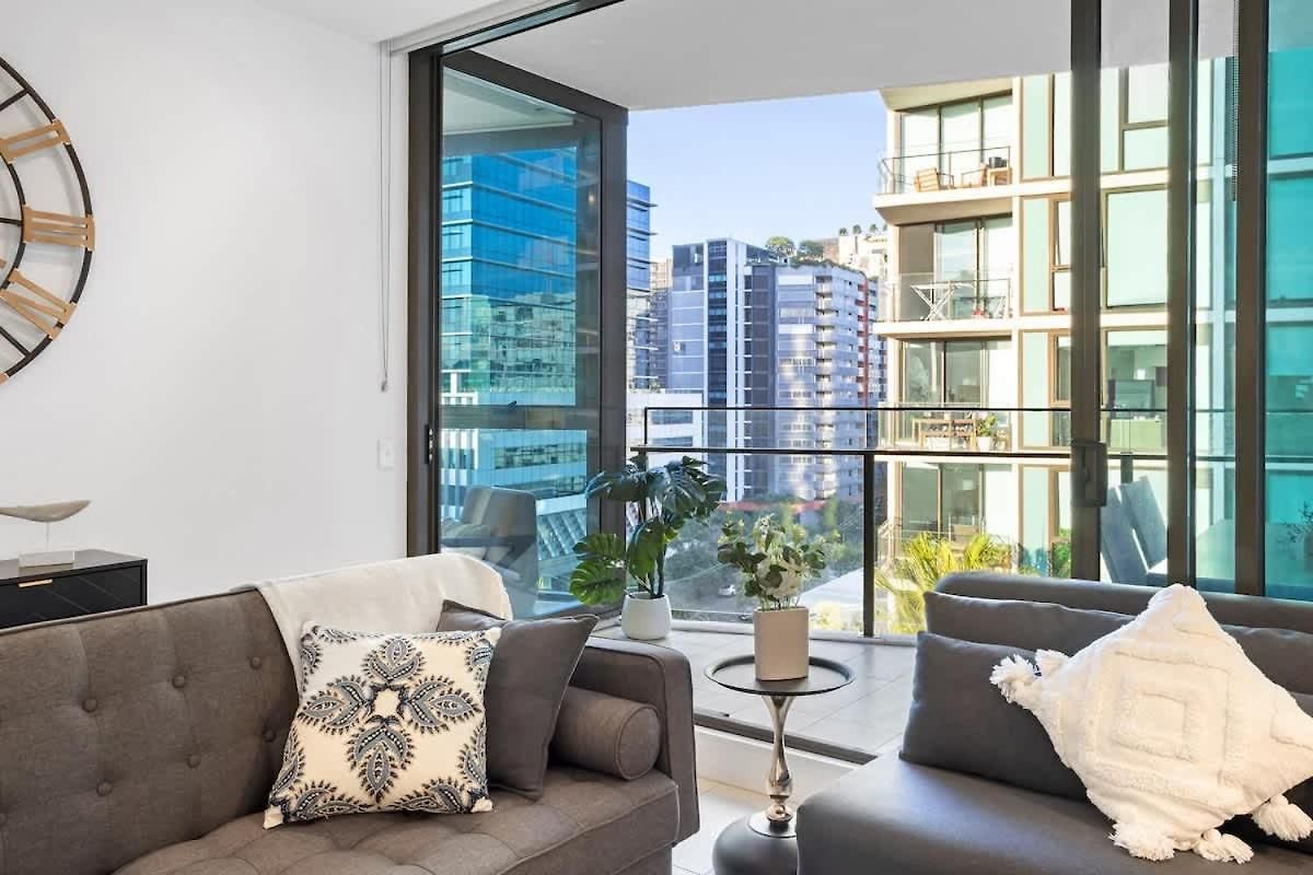 Spacious 2br - Free Parking & Balcony & Pool Apartment *