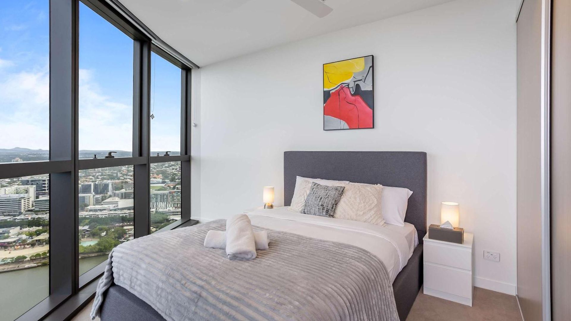 Your Qw Escape - Pool Gym & Stunning Sky View Apartment *