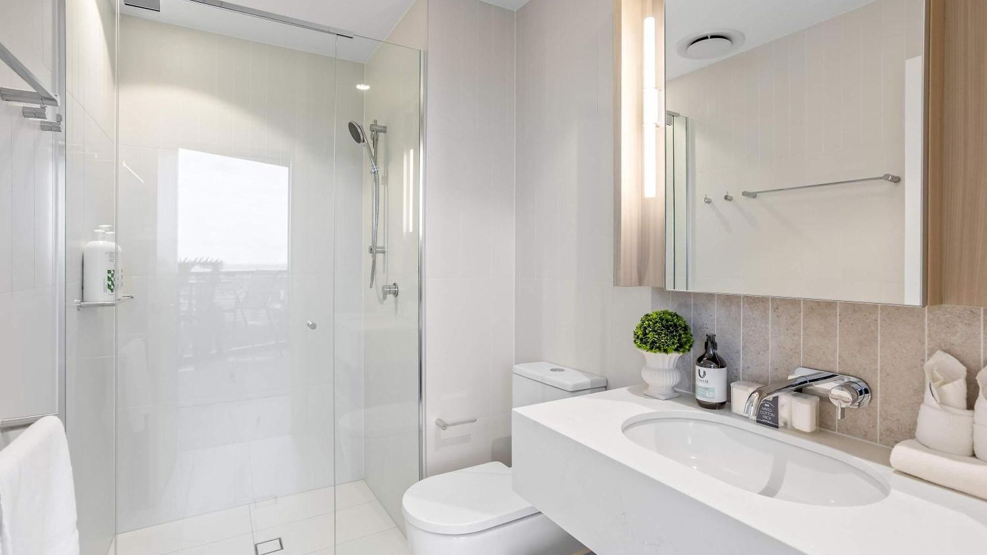 Your Qw Escape - Pool Gym & Stunning Sky View Apartment