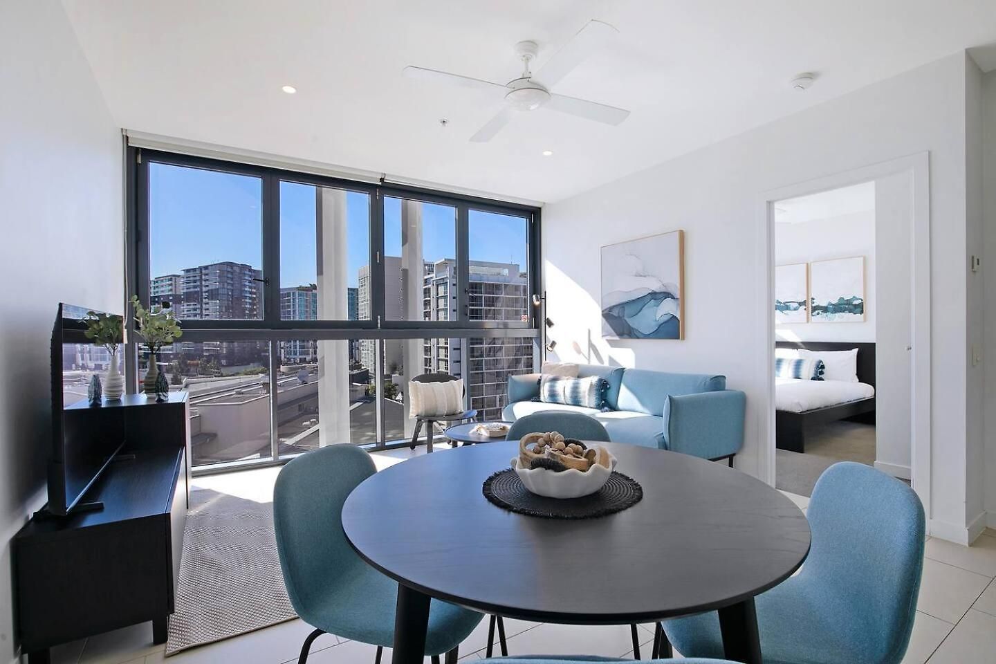 Blue Crush - Resort-style Chic Near Cbd Apartment