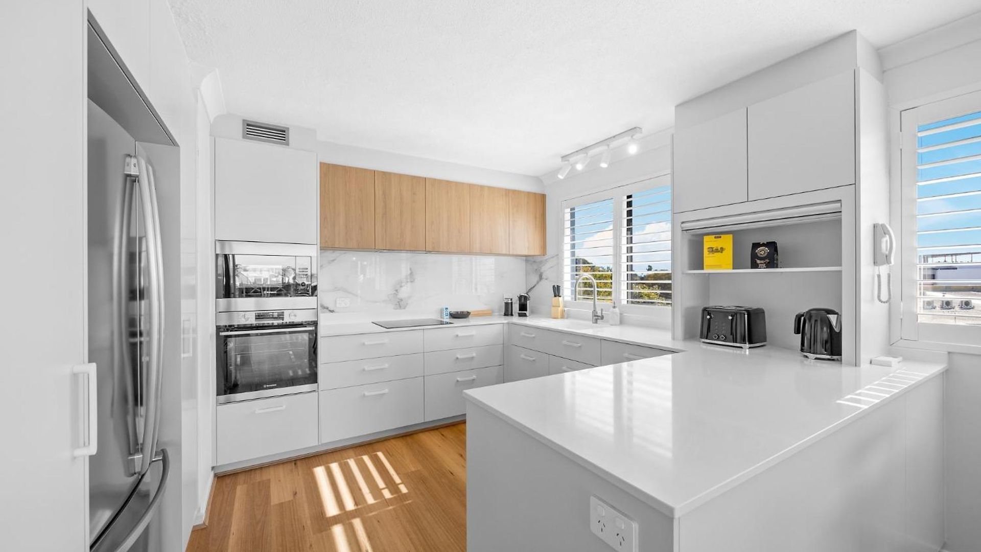 Stylish 4-bed Townhouse With Panoramic Ocean Views Holiday home