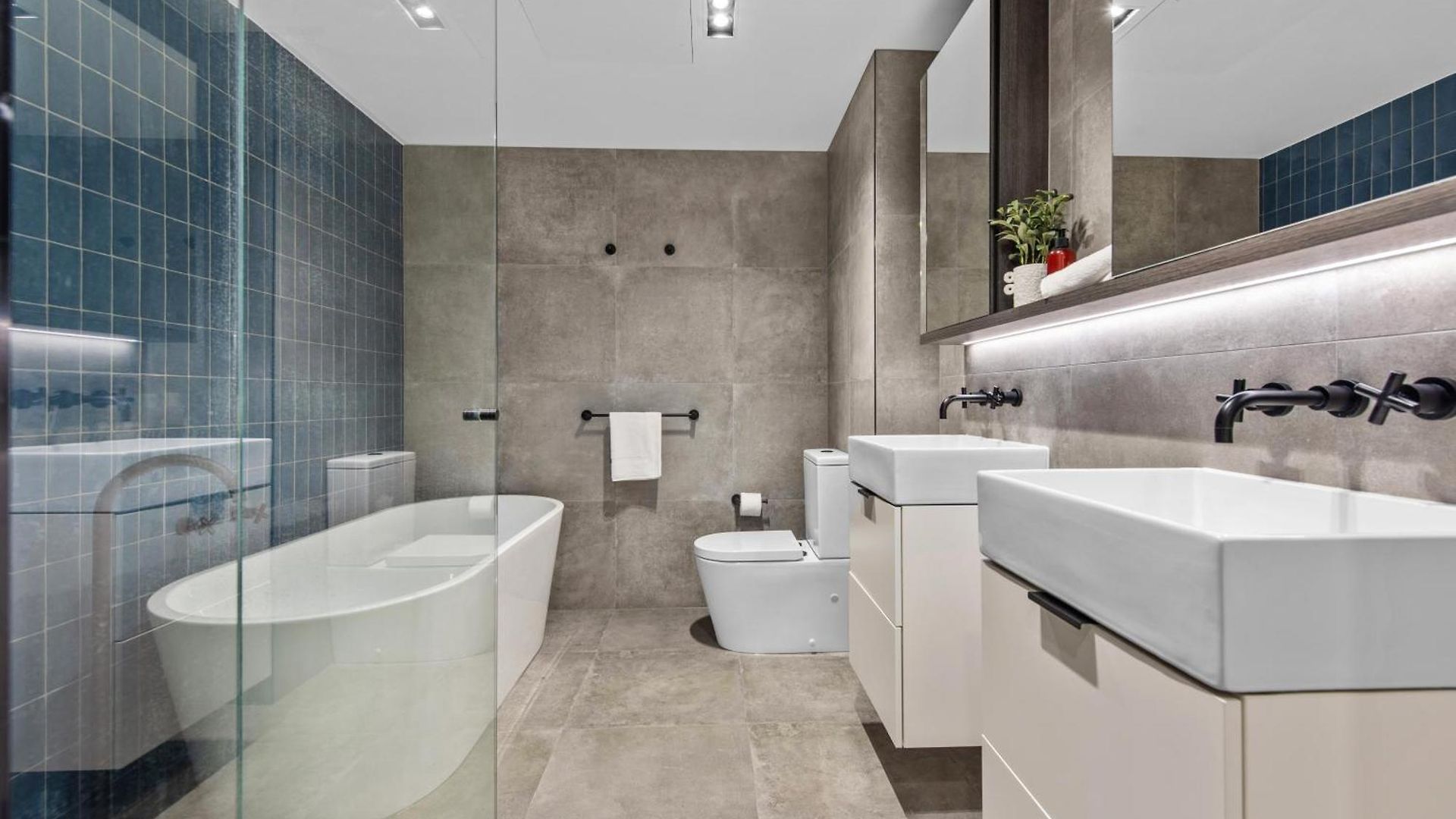 Luxe 3br With Views, Car Park And Rooftop Pool