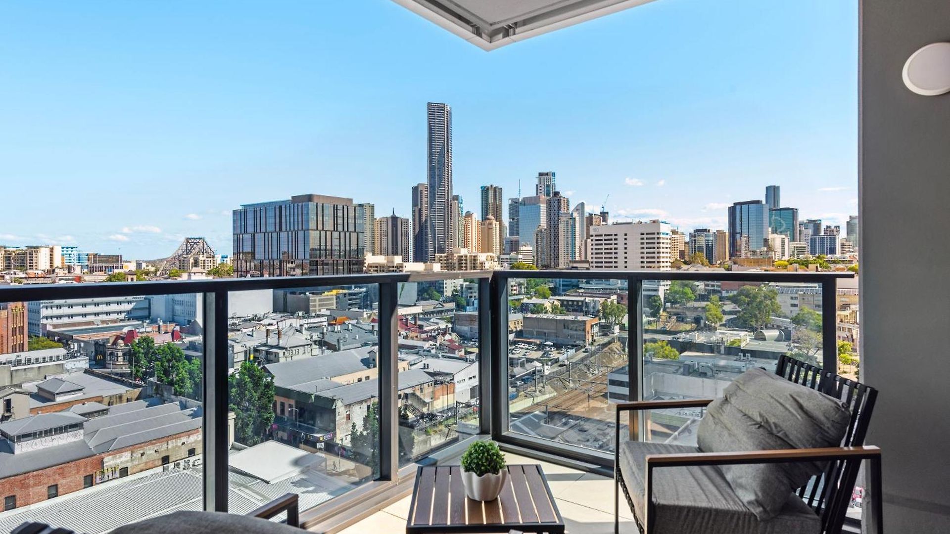 Luxe 3br With Views, Car Park And Rooftop Pool Apartment