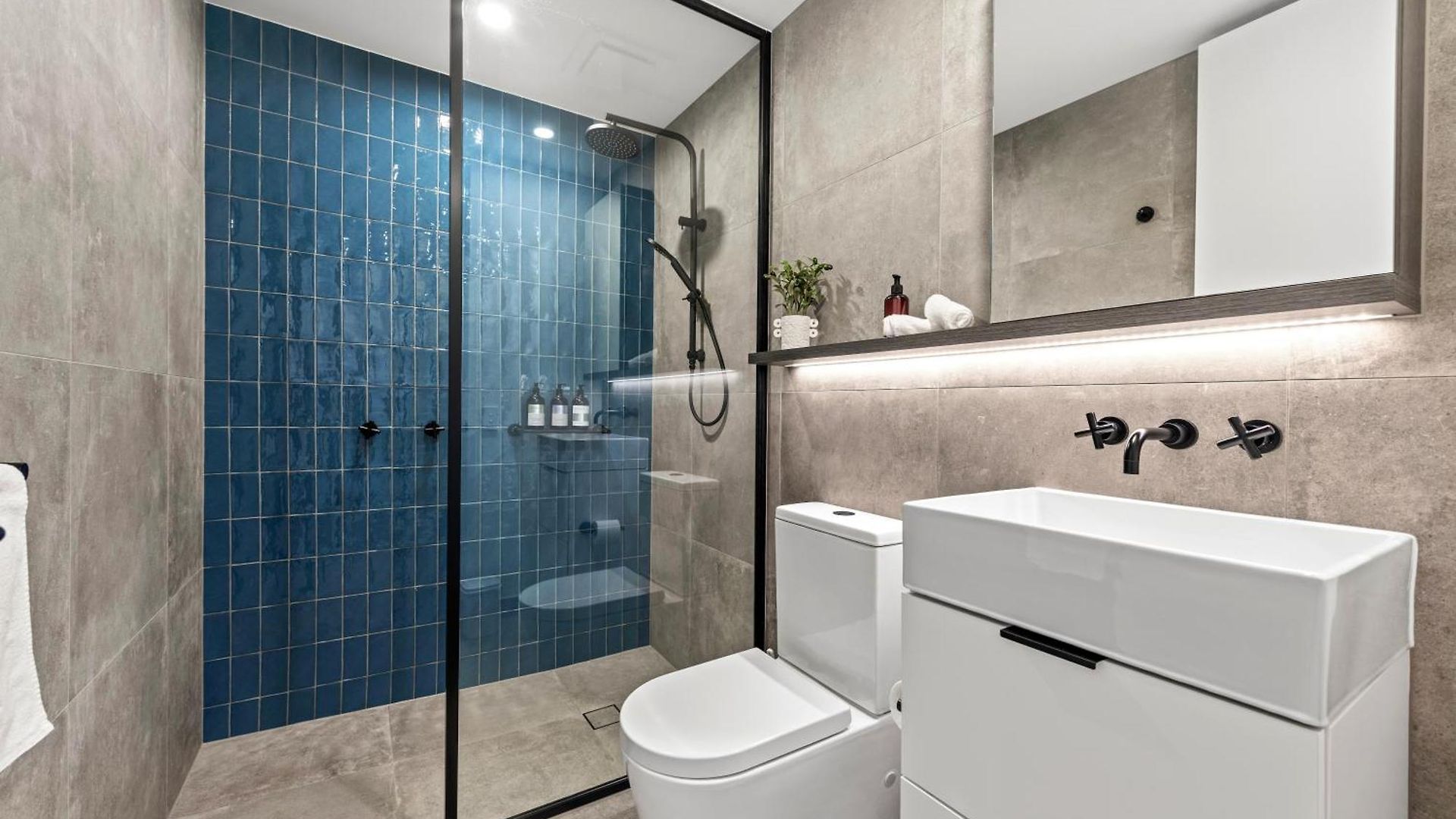 Apartment Luxe 3br With Views, Car Park And Rooftop Pool *