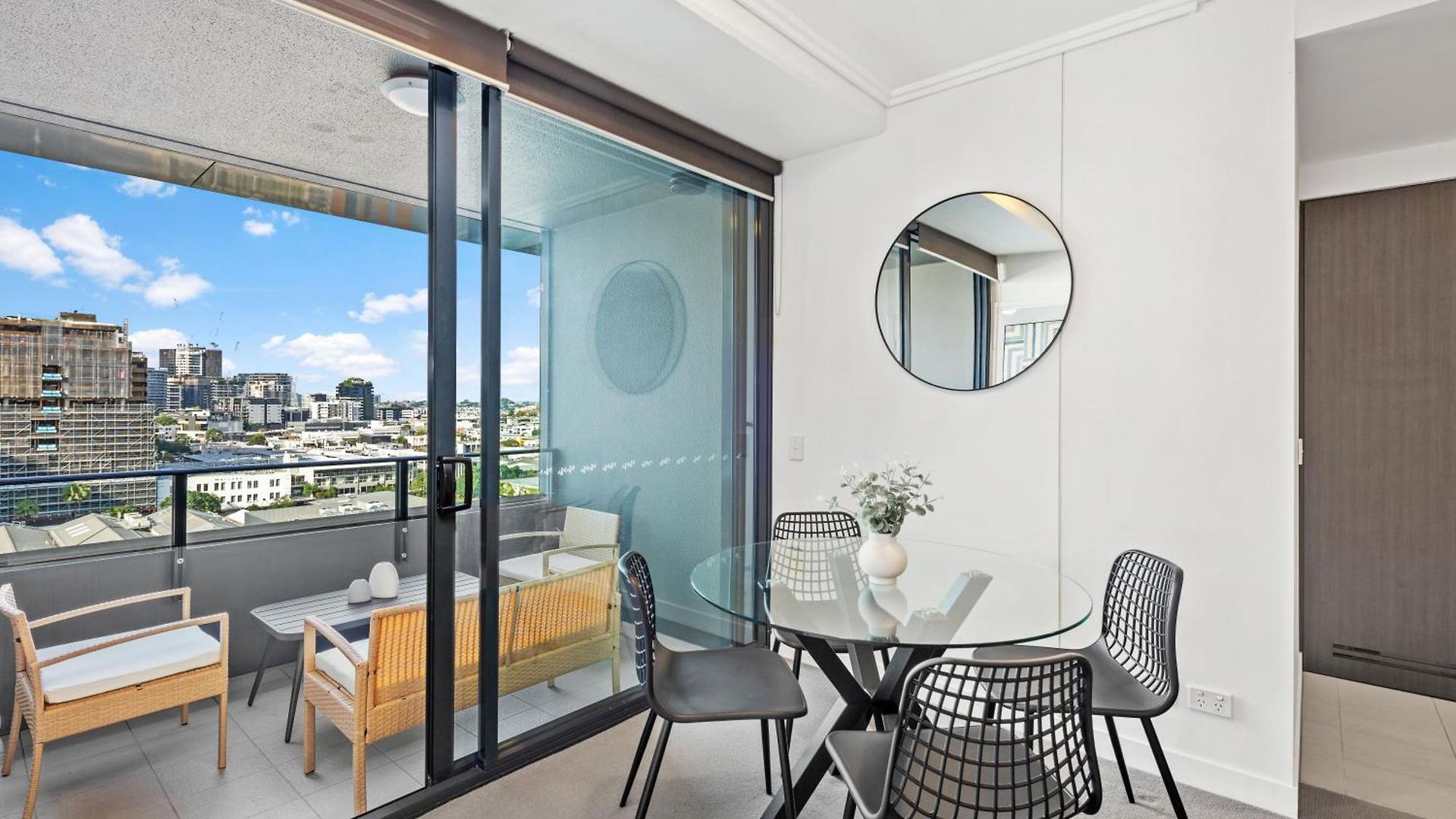 Spacious Valley Pad In Street Precinct Apartment *