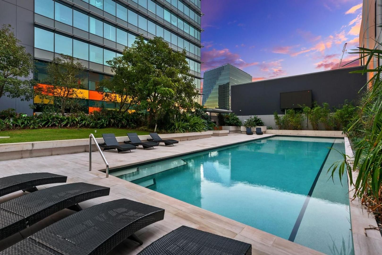 Apartment Spacious Valley Pad In Street Precinct Brisbane