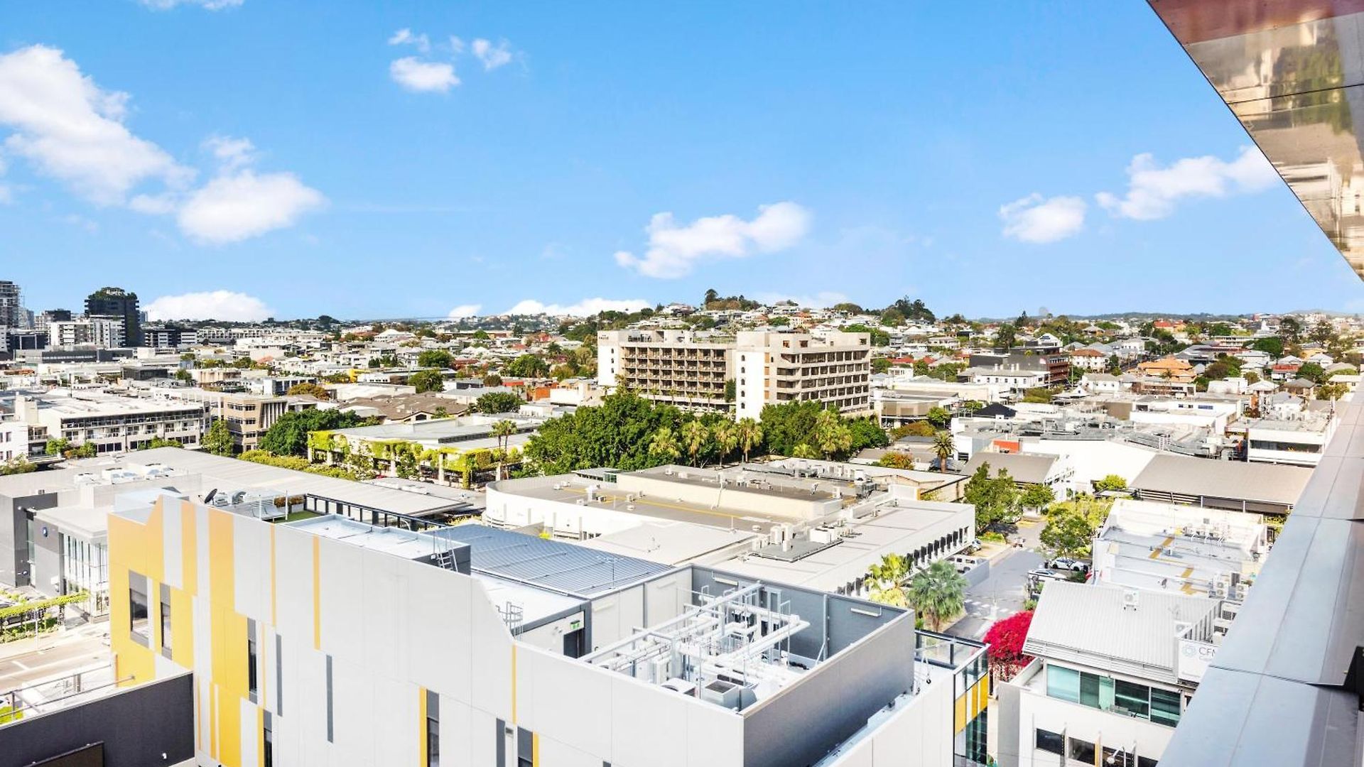 Spacious Valley Pad In Street Precinct