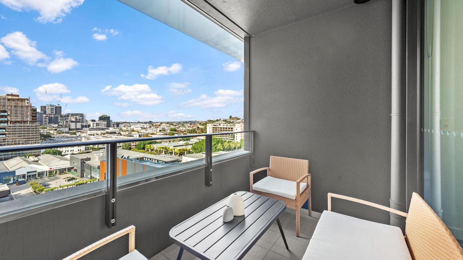 Spacious Valley Pad In Street Precinct Apartment *