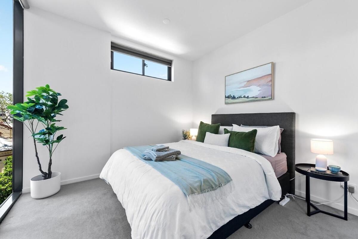 Resort-style Living - 1bed-1bath-1car Brisbane