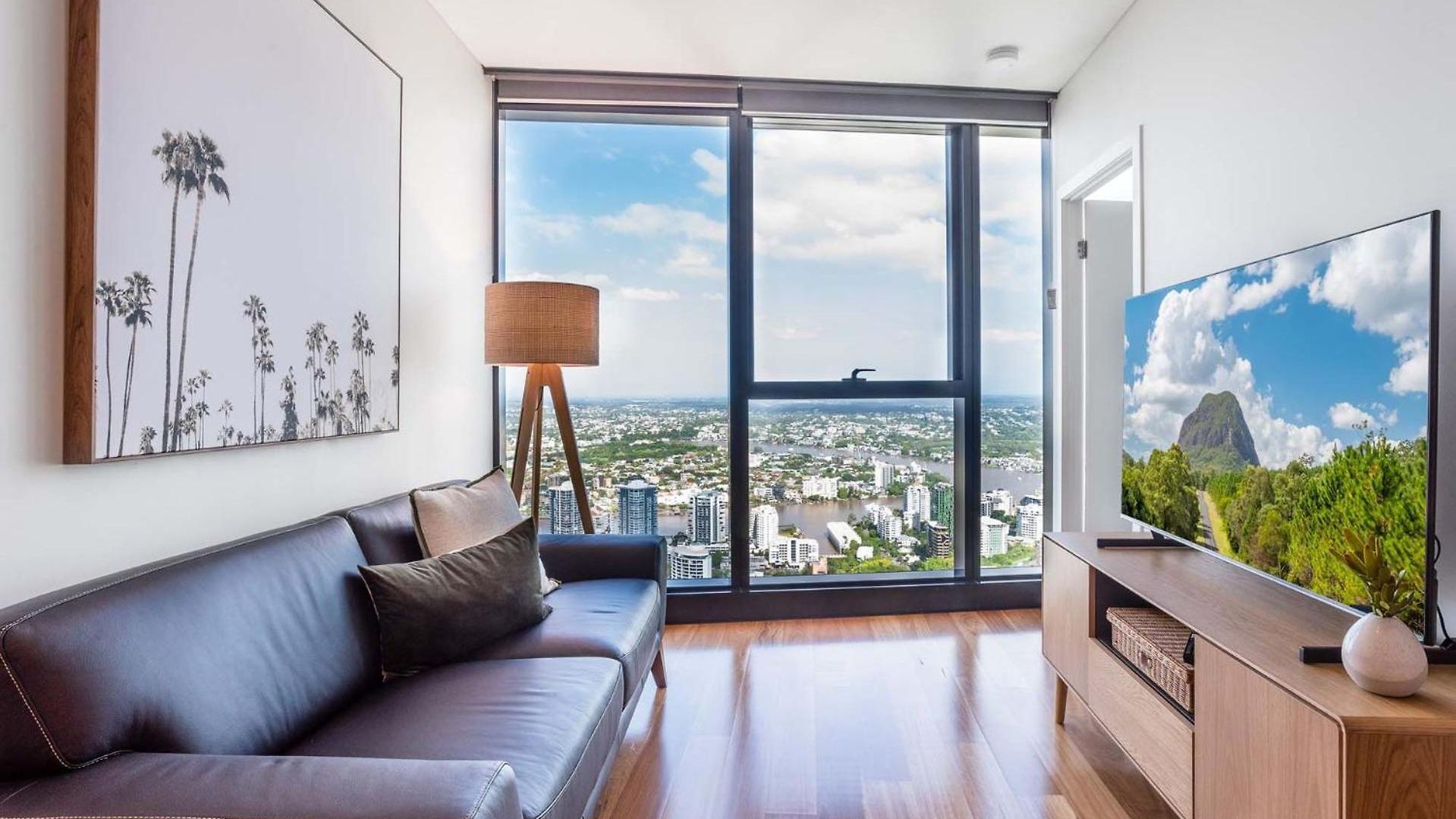 Skyline Serenity - Level 62 With Stunning Views! *