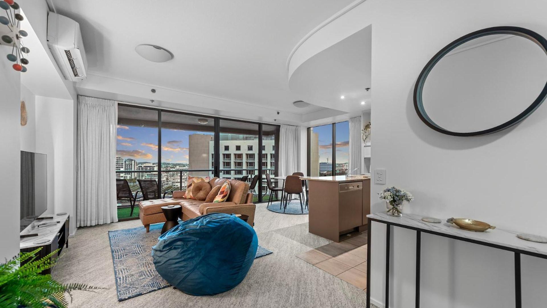 A Touch Of Class - 2bed-2bath-1car-balcony-views - Cbd Apartment