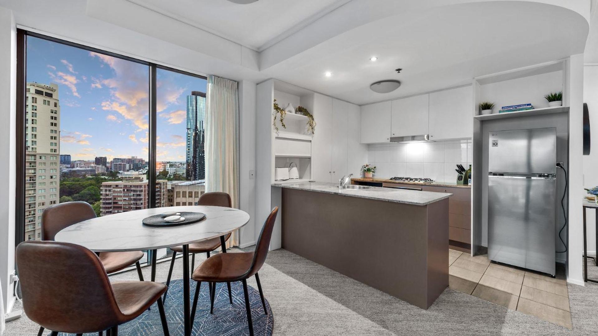 Apartment A Touch Of Class - 2bed-2bath-1car-balcony-views - Cbd *