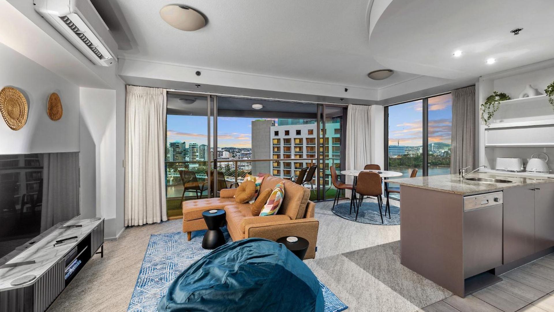 Apartment A Touch Of Class - 2bed-2bath-1car-balcony-views - Cbd *