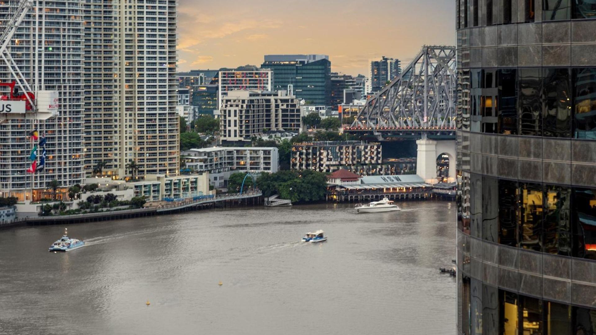 Apartment A Touch Of Class - 2bed-2bath-1car-balcony-views - Cbd