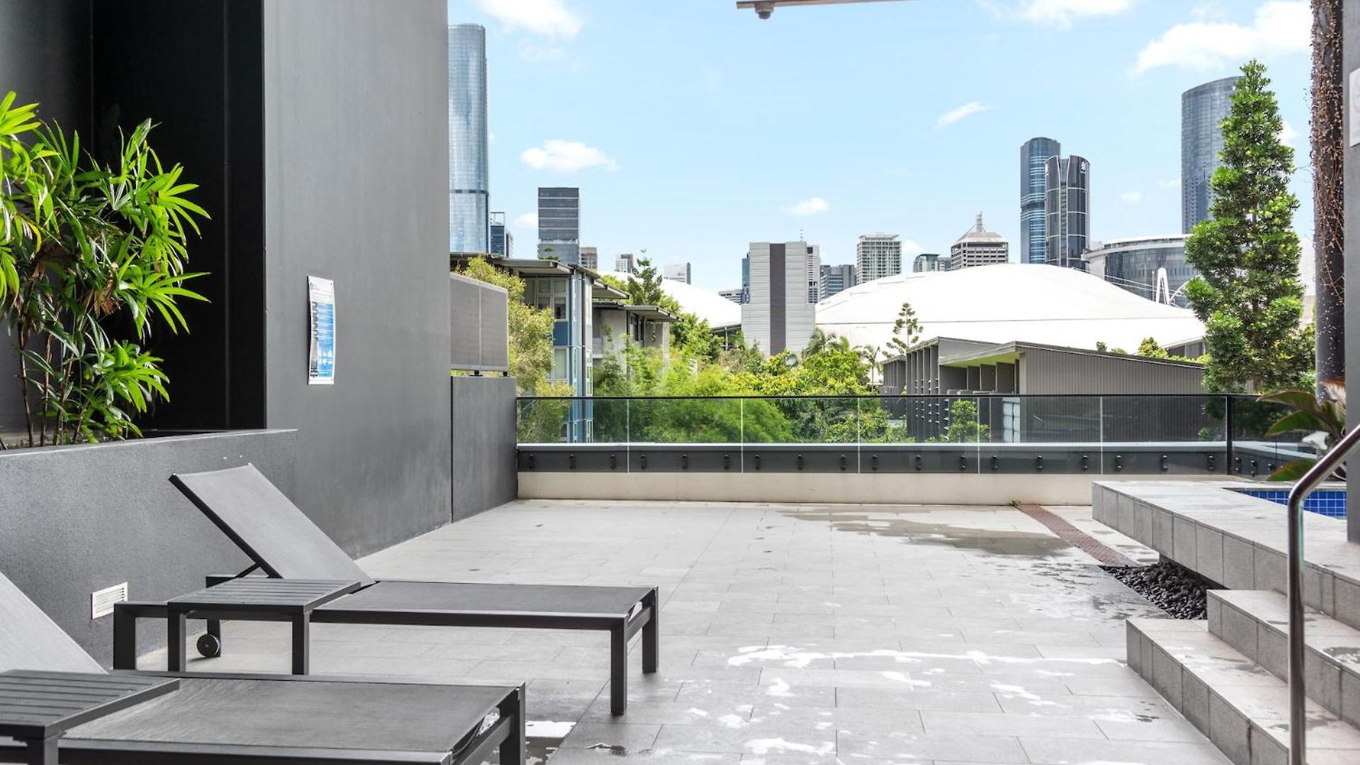 South Bank Sleek - 1bed-1bath-1car-balcony Apartment *