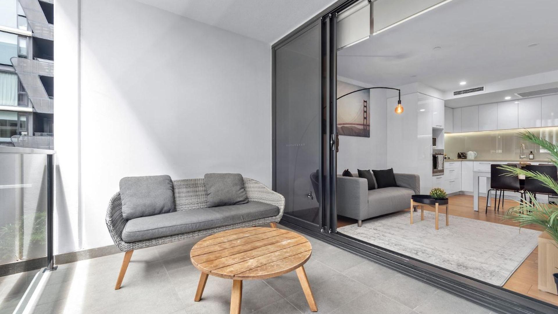 Apartment South Bank Sleek - 1bed-1bath-1car-balcony *