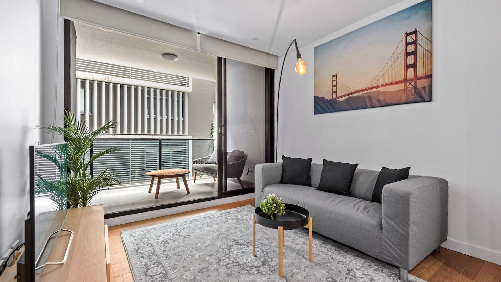 South Bank Sleek - 1bed-1bath-1car-balcony Apartment